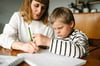 Unterricht im Wohnzimmer - auch wenn Eltern ihre Kinder dabei staatliche Schulbücher studieren lassen, verstößt das laut Rechtsprechung gegen die Regeln. 