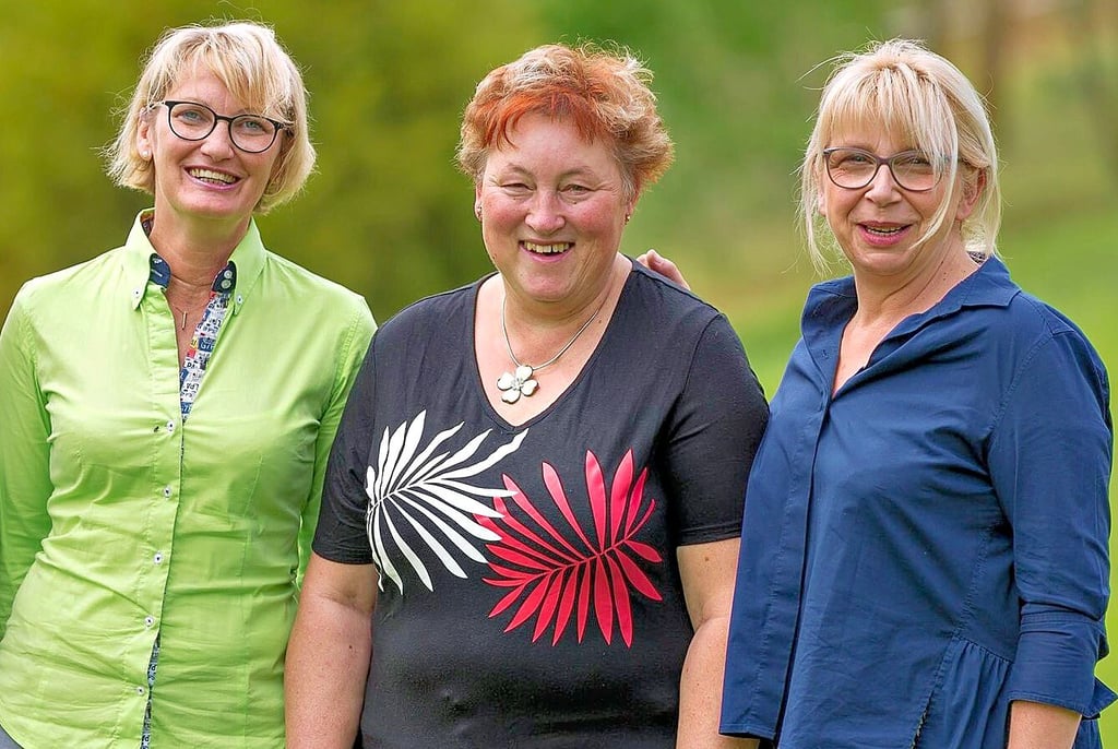 Aus dem glücklichen Lachen, als die Zeitzer Hebammen Carola Köhler, Gabi Knobloch und Barbara Walter (von links) ihre Arbeit vertraglich gesichert am Zeitzer Klinikum aufnahmen, ist tiefe Traurigkeit geworden. Für „ihre“ Frauen werden sie aber weiterhin mit Lachen und Herzlichkeit und vor allem Professionalität da sein.