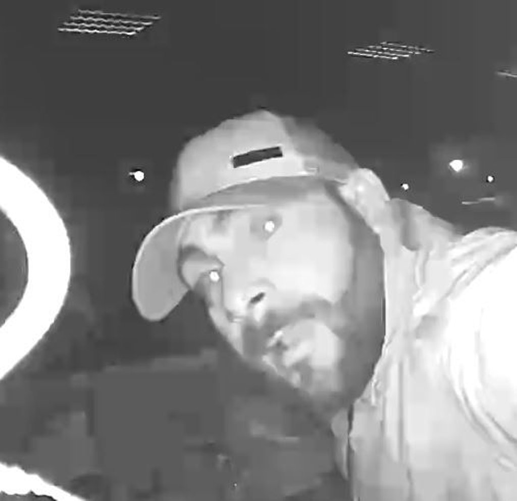 Dieses Bild ist offenbar in der Nacht entstanden, als die Täter Feuer im Lokal gelegt haben.
