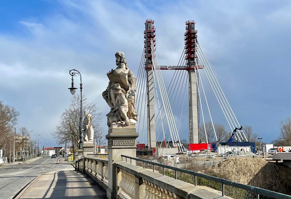 Neben dem historischen Teil des Magdeburger Strombrückenzuges ist der Neubau am Pylon gewachsen. Noch vor dessen Eröffnung ist in der Landeshauptstadt die Debatte um einen weiteren Brückenbau neu entbrannt.