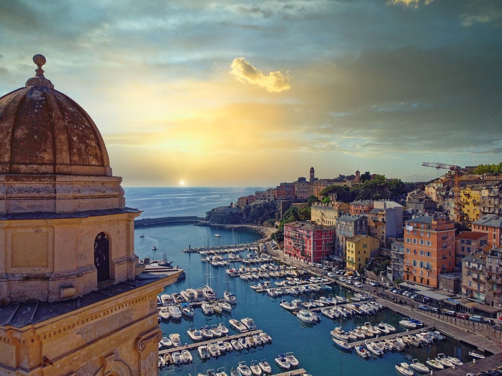 Blick von der Zitadelle von Bastia auf den Hafen: Für die meisten ist die korsische Stadt nur eine Durchgangsstation, hier legen viele Fähren vom Festland an.