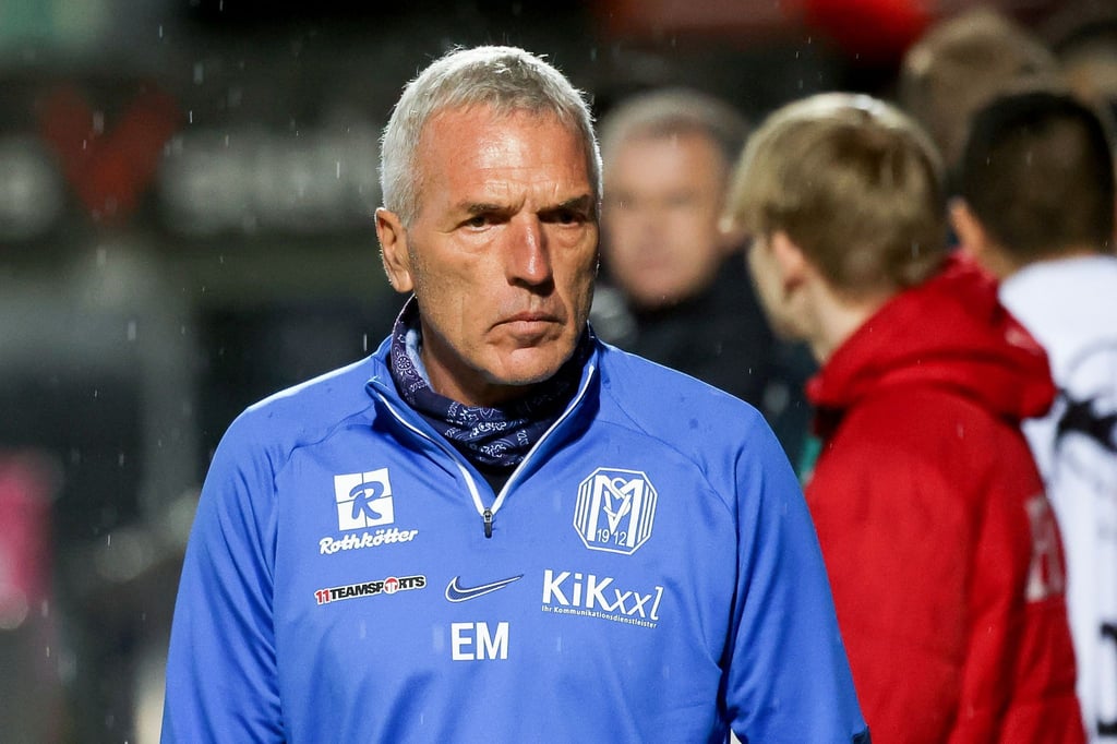 Ernst Middendorp steht im Stadion.