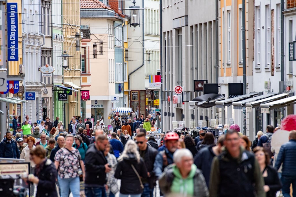 Die Bürgerinnen und Bürger in Deutschland sehen es als Aufgabe der Bundesregierung, sich noch stärker für eine lebendige und starke Demokratie einzusetzen.