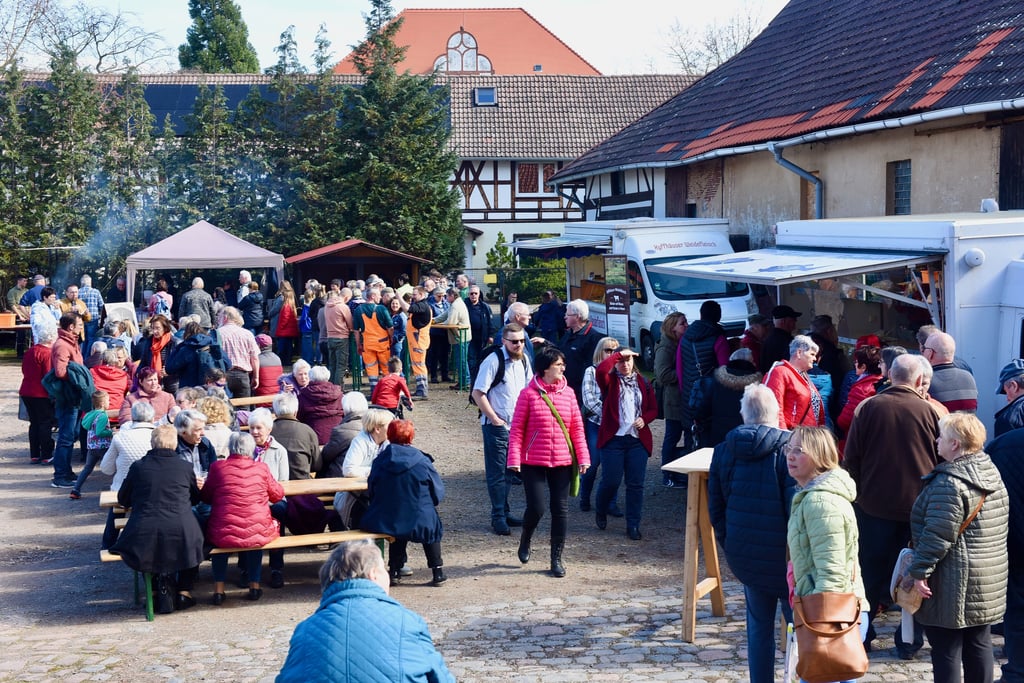 Symbolfoto - Zum ersten regionalen Bauernmarkt auf den ehemaligen Brauereigelände kamen 30 Händler aus der Region. Bei herrlichen Frühlingswetter kamen zahlreiche Besucher von der Stadt Kelbra organisierten Markt.