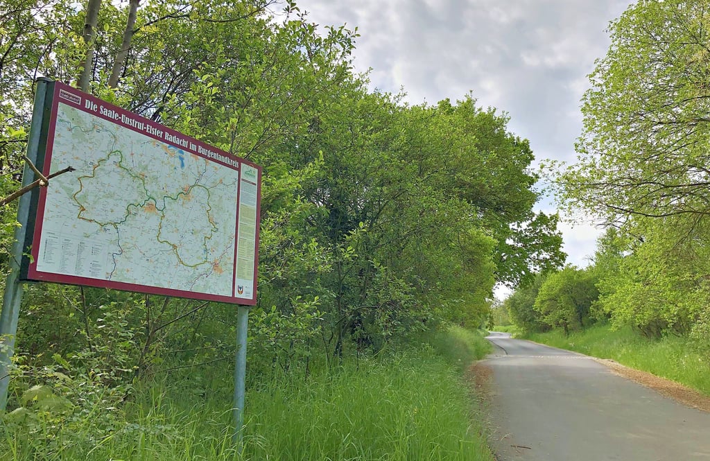 Die so genannte Topfshohle in Osterfeld ist Bestandteil der Rad-Acht des Burgenlandkreises und führt in Richtung Pauscha auf die L 200.