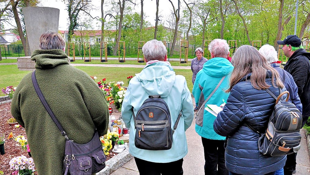 Interessiert folgen die Besucher der Friedhofstour den Erklärungen von Jennifer Baas (verdeckt), der Sachbearbeiterin für den Stendaler Friedhof.