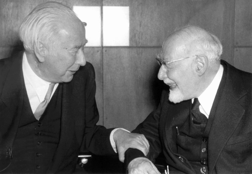 Rabbiner Leo Baeck (r) 1954 im Gespräch mit dem damaligen Bundespräsidenten Theodor Heuss während einer Feierstunde anläßlich des 750. Todestags des jüdischen Religionsphilosophen M. Maimonides.