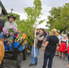 Das Pfingstfest mit Umzügen, Eierbetteln, Maibaumsetzen und Co. hat in vielen Ortschaften eine lange Tradition. Hier sind die Pfingstburschen der Sport- und Freizeitgemeinschaft Nellschütz im Jahr 2016 zu sehen.