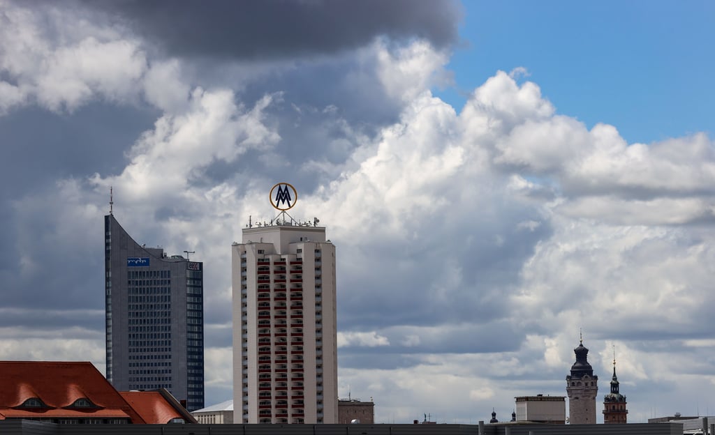 Nach einem sonnigen Start wird es am frühen Abend in Sachsen ungemütlich. Gewitter und Regen beherrschen die Nacht zu Dienstag.