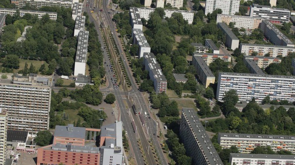 Erneut gab es an der Magistrale in Halle-Neustadt einen Unfall. Die Polizei hat sich zur Unfallursache bislang nicht geäußert.