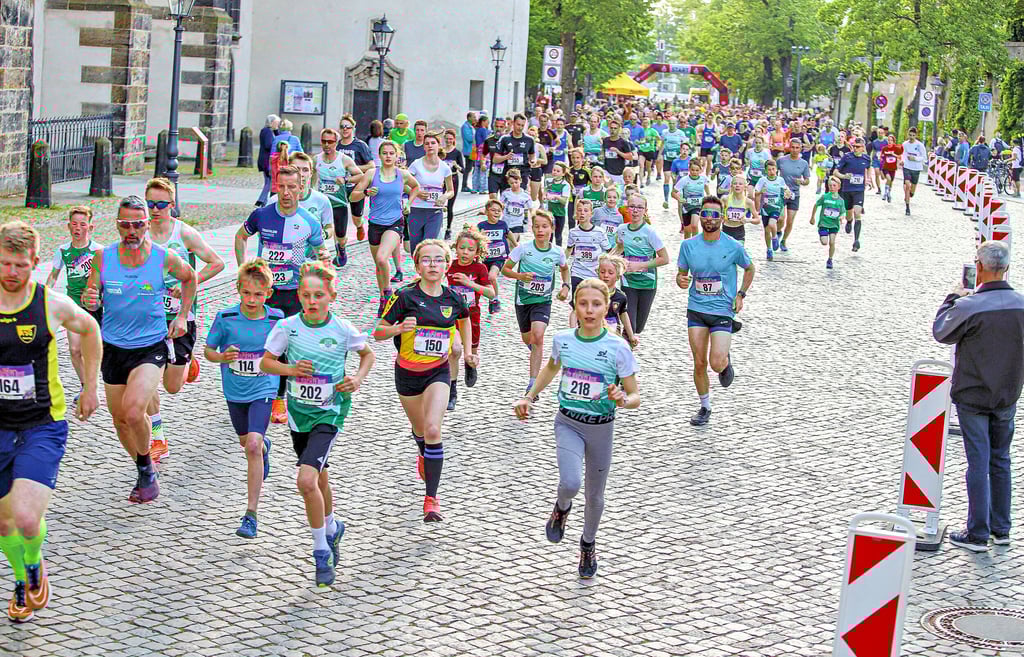 400 Sporter sind beim Nachtlauf durch die Altstadt dabei. Sieger Daniel Wartenberg (Nr. 87) spurtet gleich nach dem Start in Richtung Spitze.