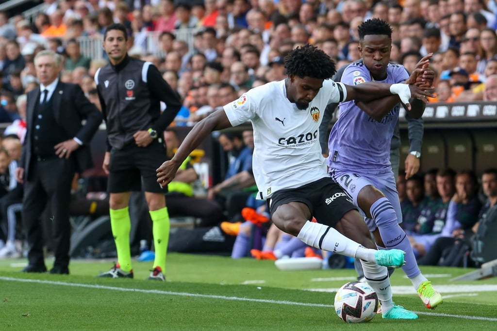 Vinicius Junior (r) von Real Madrid im Zweikampf mit Valencias Thierry Correia.
