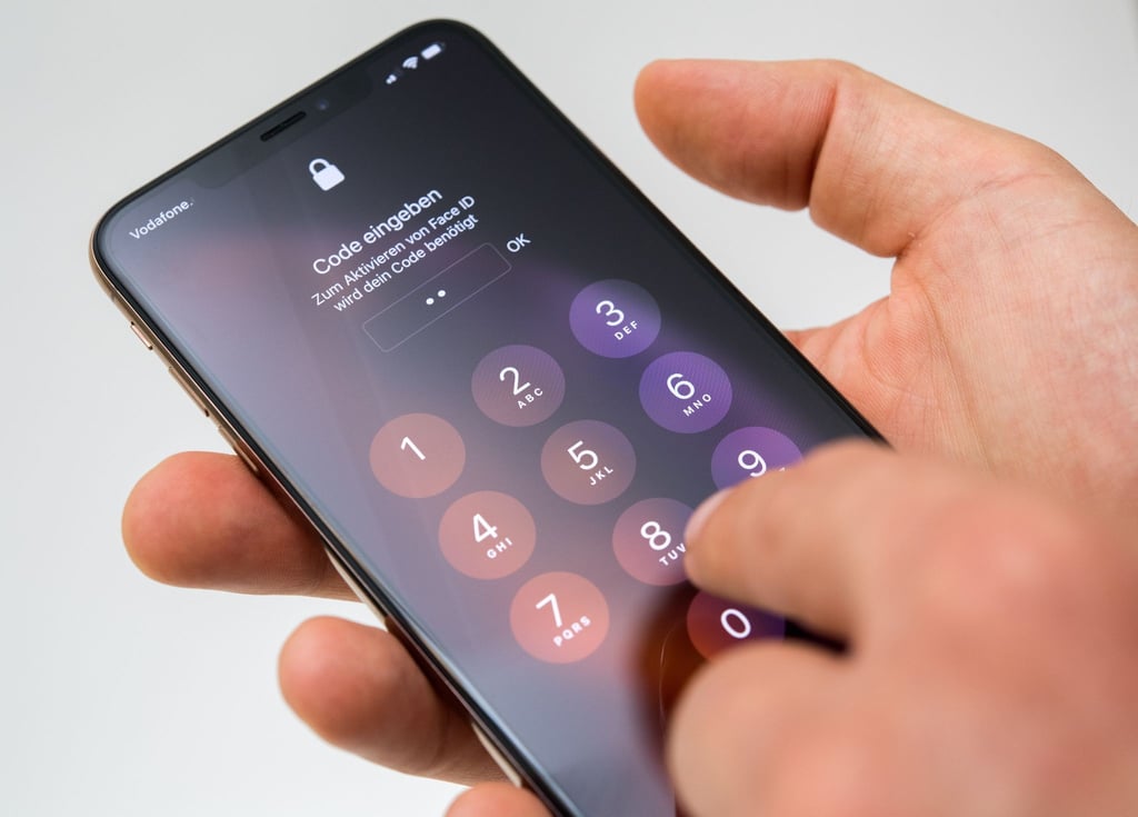 Jedes iPhone, dass per Code geschützt ist, ist auch verschlüsselt. Bei Android-Smartphones ist eine Verschlüsselung seit Version 10 des Betriebssystem Standard.