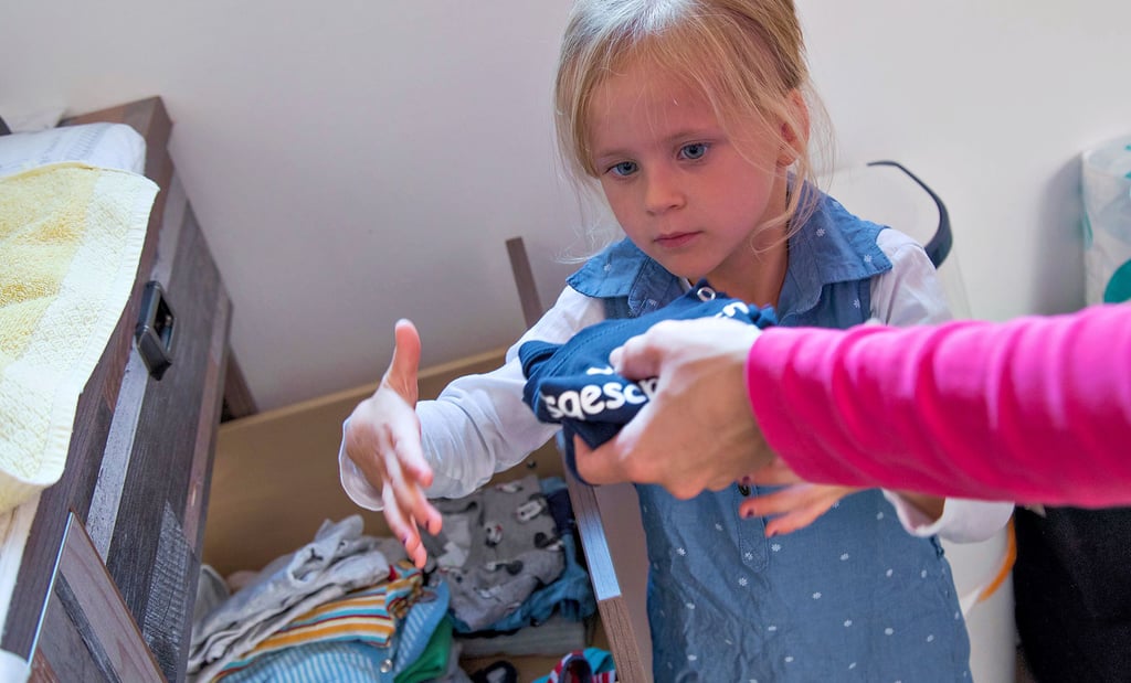 Wissen, wo etwas hingehört: Kinder kann man von Anfang an in die Hausarbeit einbinden.