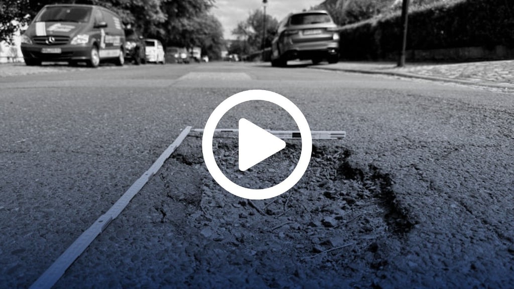 So wie hier in der Emil-Schuster-Straße in Seeben sehen viele kaputte Straßen in Halle aus. Erst kommen Risse, dann platzt der Asphalt auf - ein Schlagloch entsteht.