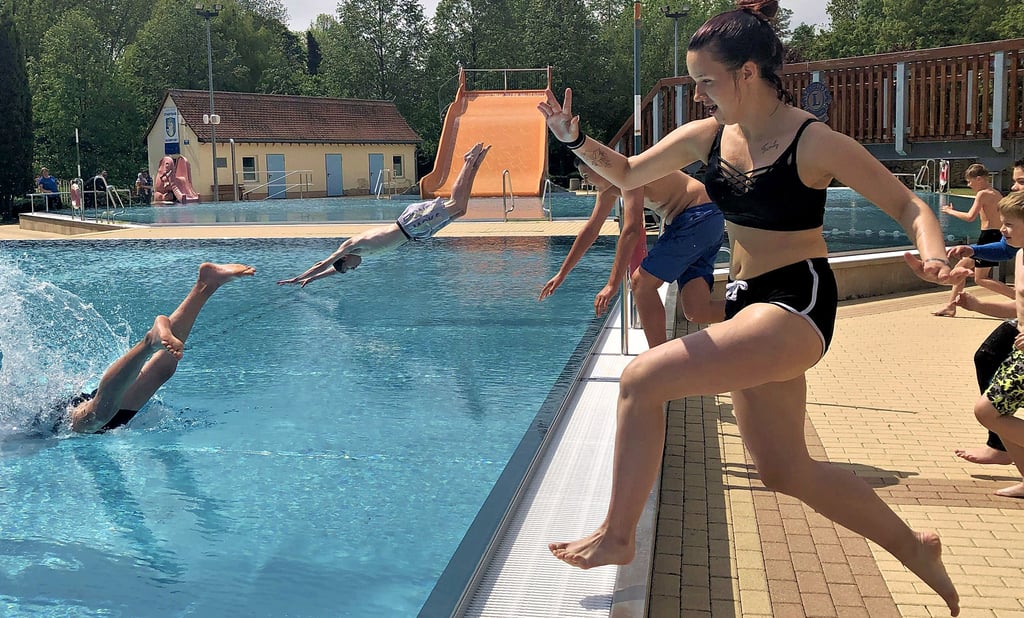 Seit Samstag 14.21 Uhr kann im Querfurter Stadtbad wieder gebadet und geschwommen werden.