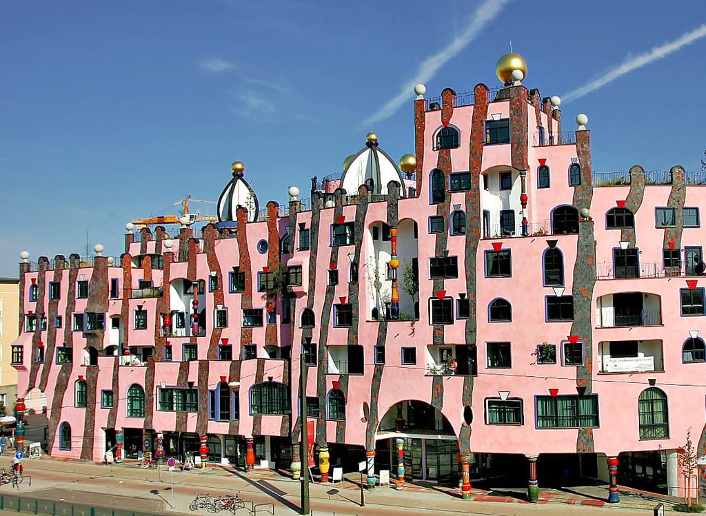 Tausendsassa Friendsreich Regentag Dunkelbunt Hundertwasser baute dieses Haus in Magdeburg.