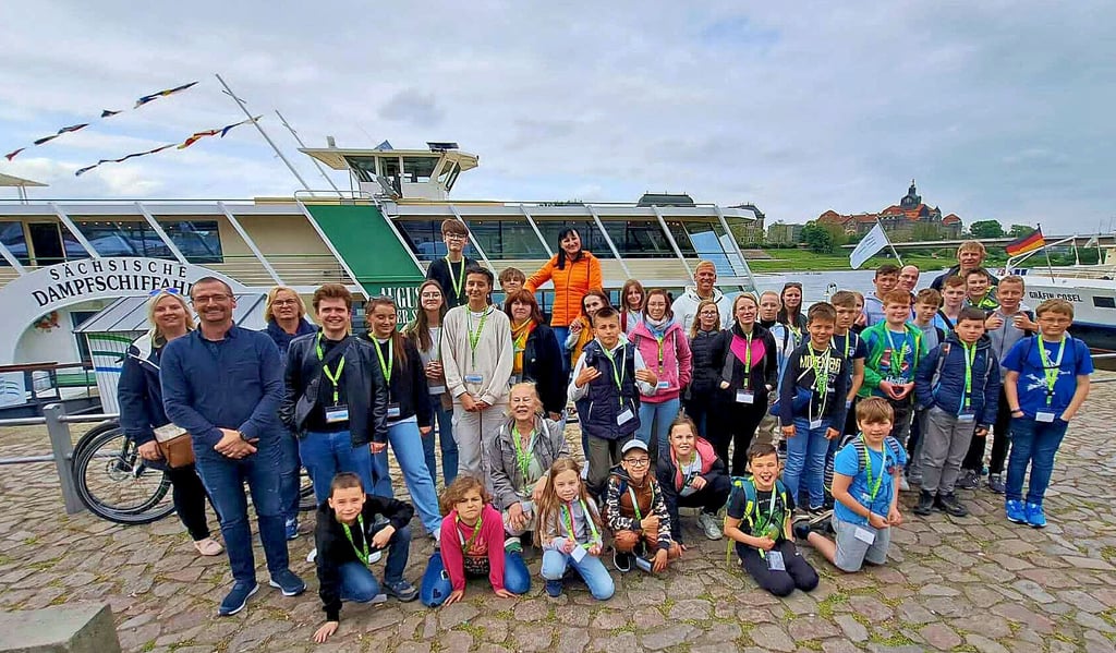 Ahoi! Der Jugendclub Elster fährt in den Pfingstferien während des Ausfluges in Dresden mit der Weißen Flotte auf große Stadtrundfahrt über die Elbe.
