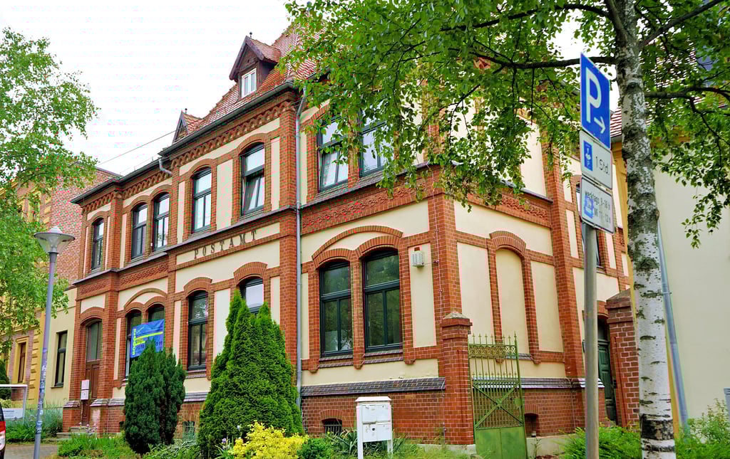 Der Schriftzug „Postamt“ wird an der Fassade bleiben, auch wenn das auf den Inhalt des Gebäudes längst nicht mehr zutrifft. Das denkmalgeschützte Haus soll wieder mit Leben gefüllt werden.