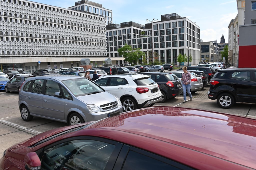 Auf dem öffentlichen Parkplatz hinterm Galeria-Karstadt-Kaufhaus und auf den meisten anderen Parkplätzen in der Magdeburger Innenstadt zahlen Nutzer aktuell 50 Cent je halbe Stunde. Eine neue Landesverordnung lässt die Verdopplung der Gebühr zu.