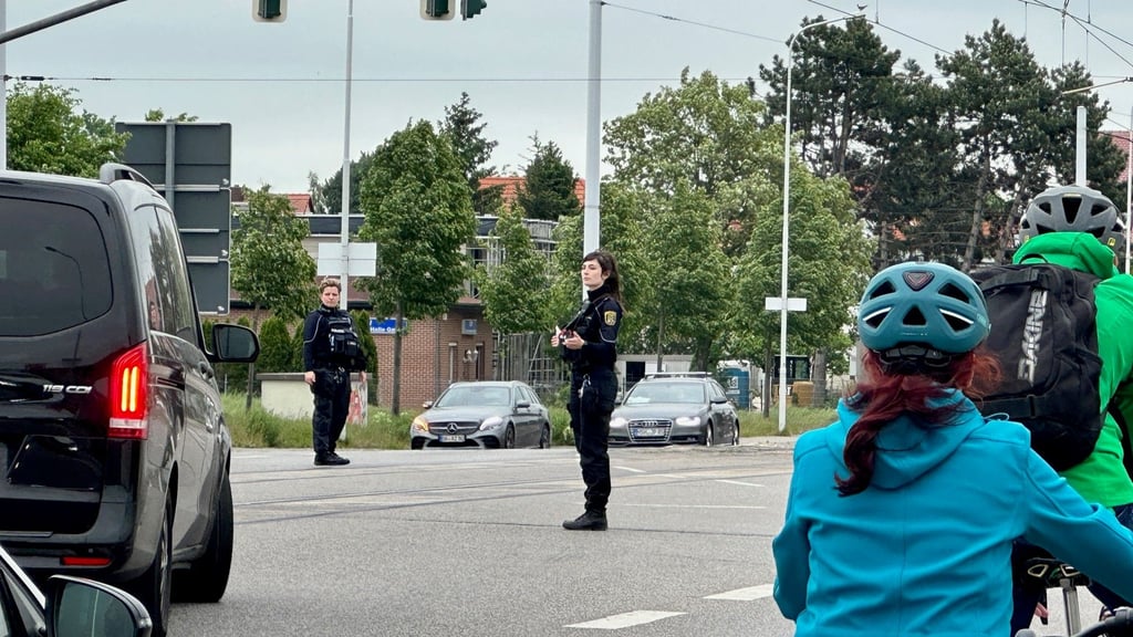 Alle Ampeln auf Rot: Polizistinnen mussten den Verkehr regeln, um das Verkehrschaos zu beenden.