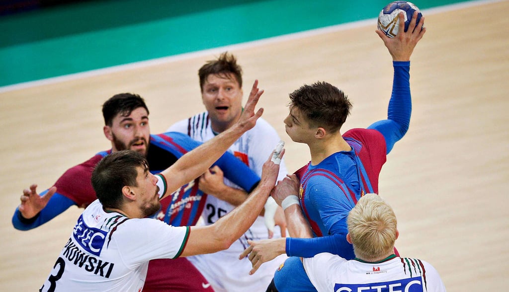 Piotr Chrapkowski, Marko Bezjak und Magnus Saugstrup stoppen hier im Finale der Klub-WM 2021 die Barça-Spieler Ludovic Fabregas und Domen Makuc.
