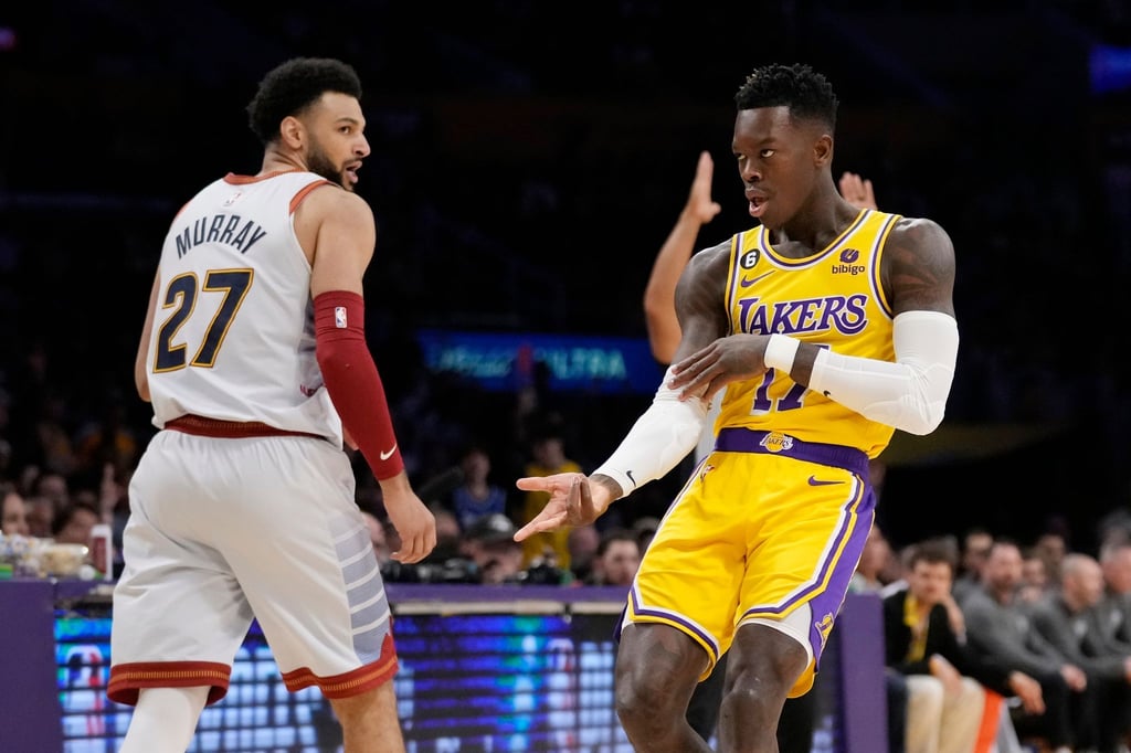 Dennis Schröder (r) von den Los Angeles Lakers reagiert neben Jamal Murray von den Denver Nuggets.
