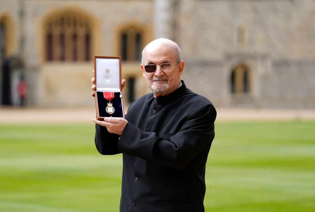 Sir Salman Rushdie ist auf Schloss Windsor für seine Verdienste um die Literatur geehrt worden.