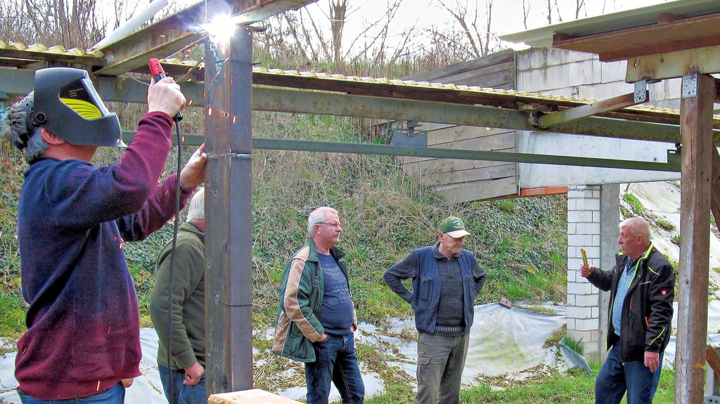 Beim Frühjahrsputz wurde auch geschweißt: Die Seniorenbrigade bei der Reparatur einer Schießanlage.