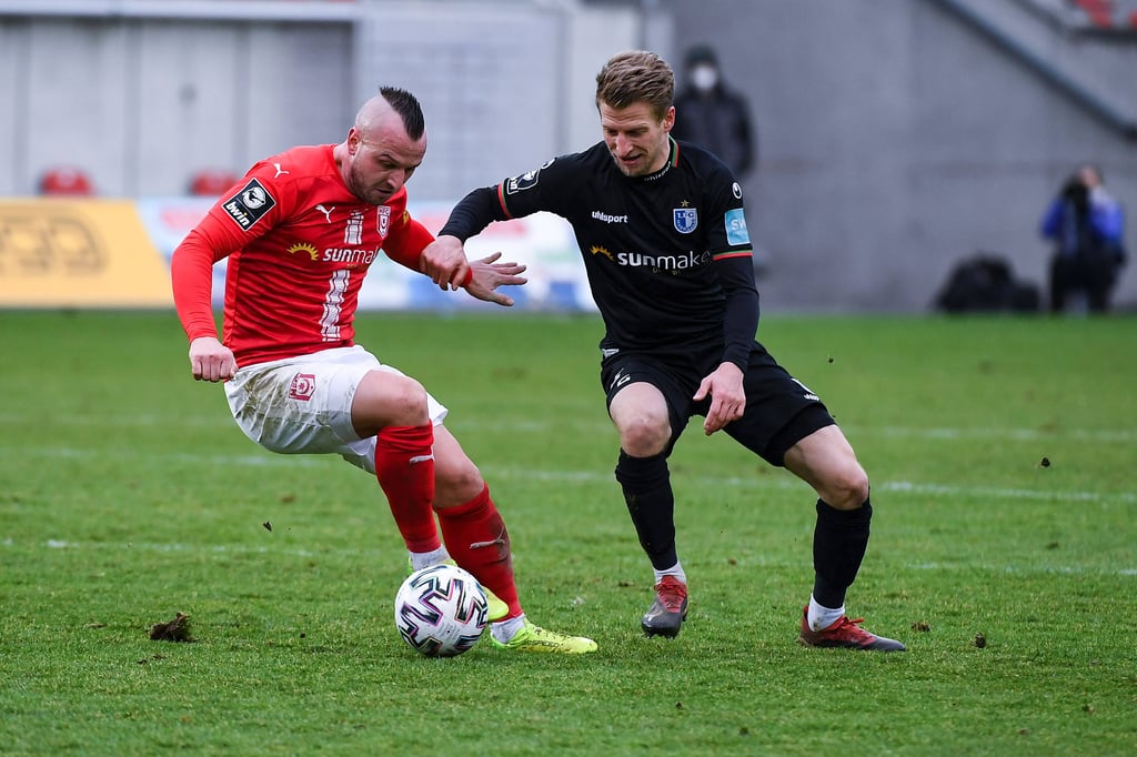 Im Januar 2021 lief Toni Lindenhahn (l.) im Derby gegen den 1. FC Magdeburg zum letzten Mal für den HFC auf.
