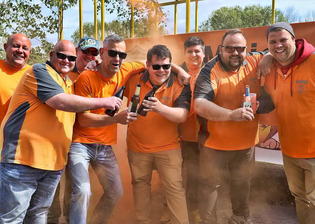 Mit Traktor und Hänger war die Brückener Pfingstgesellschaft auf Promotions-Tour im ganzen Landkreis ungterwegs.