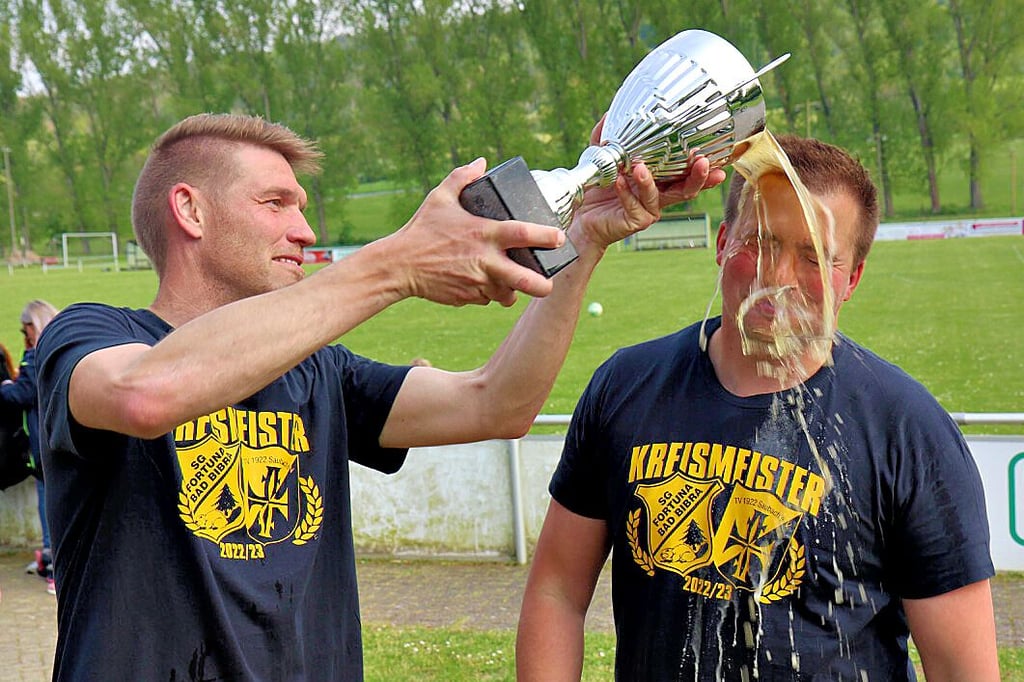 Sebastian Kibgis hatte kein Erbarmen mit seinem Trainer Philipp Klein, der die obligatorische Meister-Dusche über sich ergehen lassen muss.
