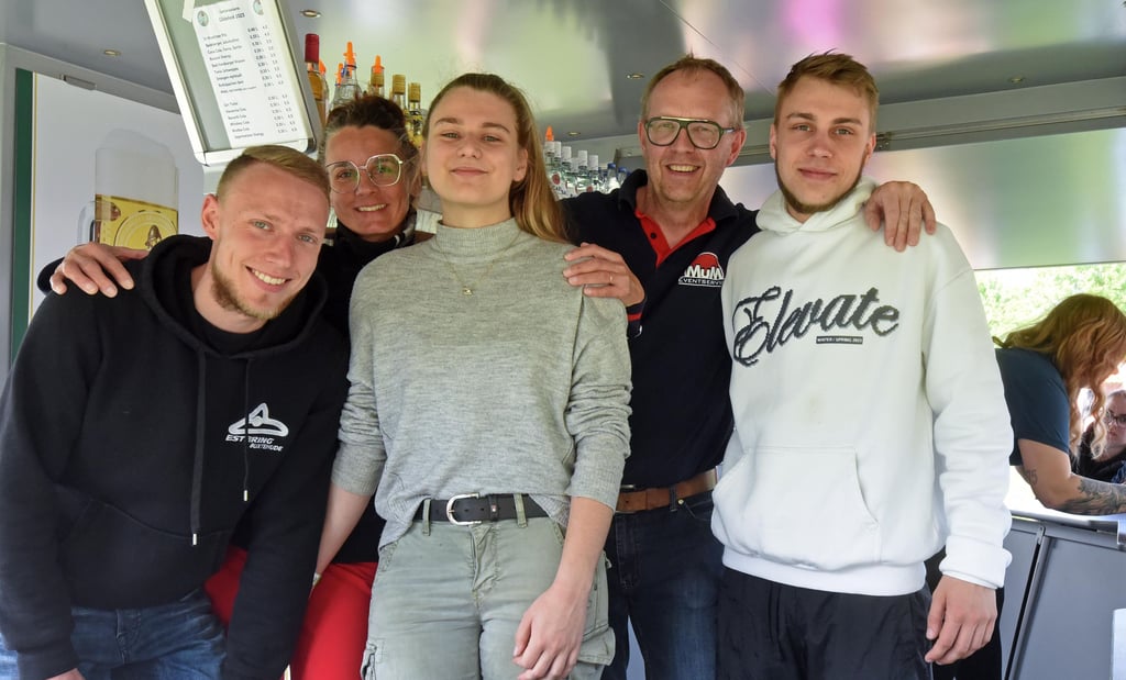 Der „Familien-Bierwagen“ von Conny Arndt (2.v.l.) und Mario Spengler (2.v.r.) mit Marcel, Marielle und Lukas (r.).