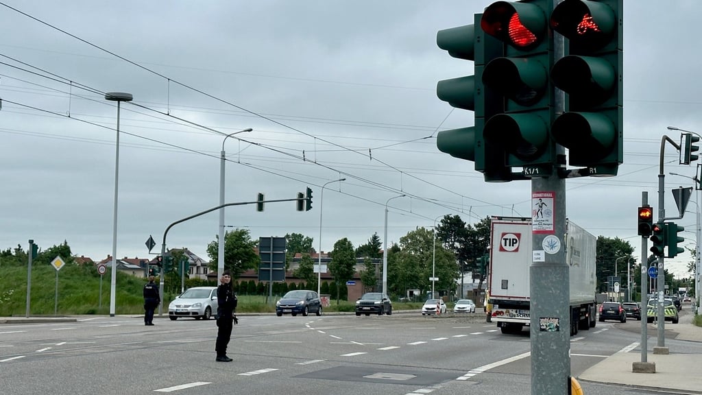 Dauerhaft Rot für alle Seiten: Ohne die Hilfe der Polizei drehte sich kein Rad mehr.
