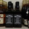 Aus einem Real-Markt im Elbepark in der Hohen Börde wollten Männer 52 Flaschen Whiskey der Marke Jack Daniels, umwickelt mit Klopapier, klauen. Zuvor stahl die Bande bereits Kaffeeautomaten. Nun fahndet die Polizei. Symbolbild: