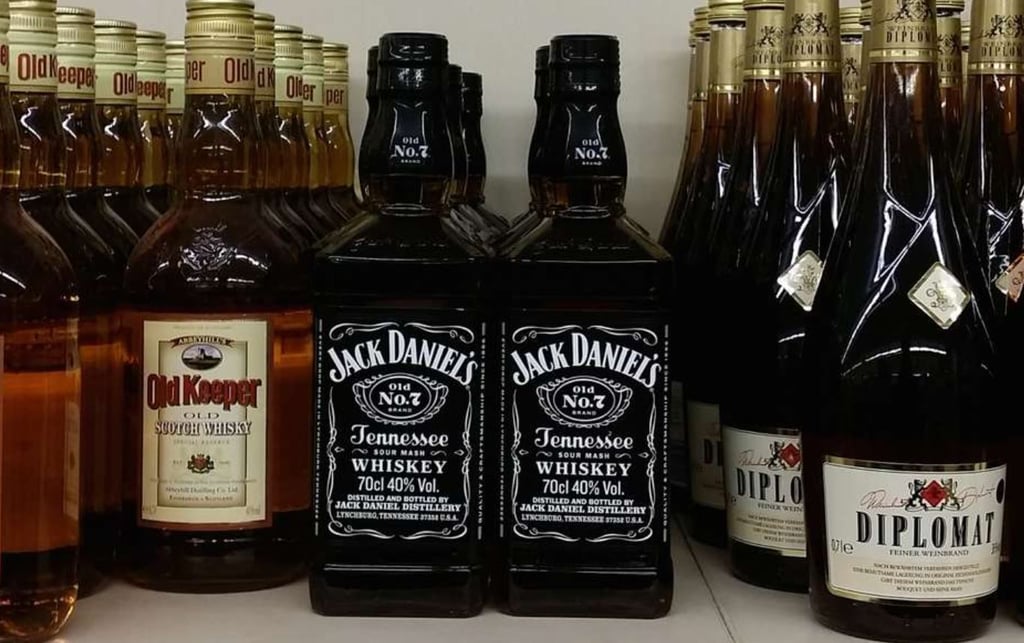 Aus einem Real-Markt im Elbepark in der Hohen Börde wollten Männer 52 Flaschen Whiskey der Marke Jack Daniels, umwickelt mit Klopapier, klauen. Zuvor stahl die Bande bereits Kaffeeautomaten. Nun fahndet die Polizei. Symbolbild: