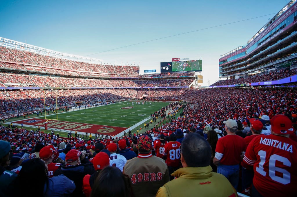 Fans verfolgen im Levi's Stadium die erste Halbzeit eines Spiels zwischen den San Francisco 49ers und den Dallas Cowboys.