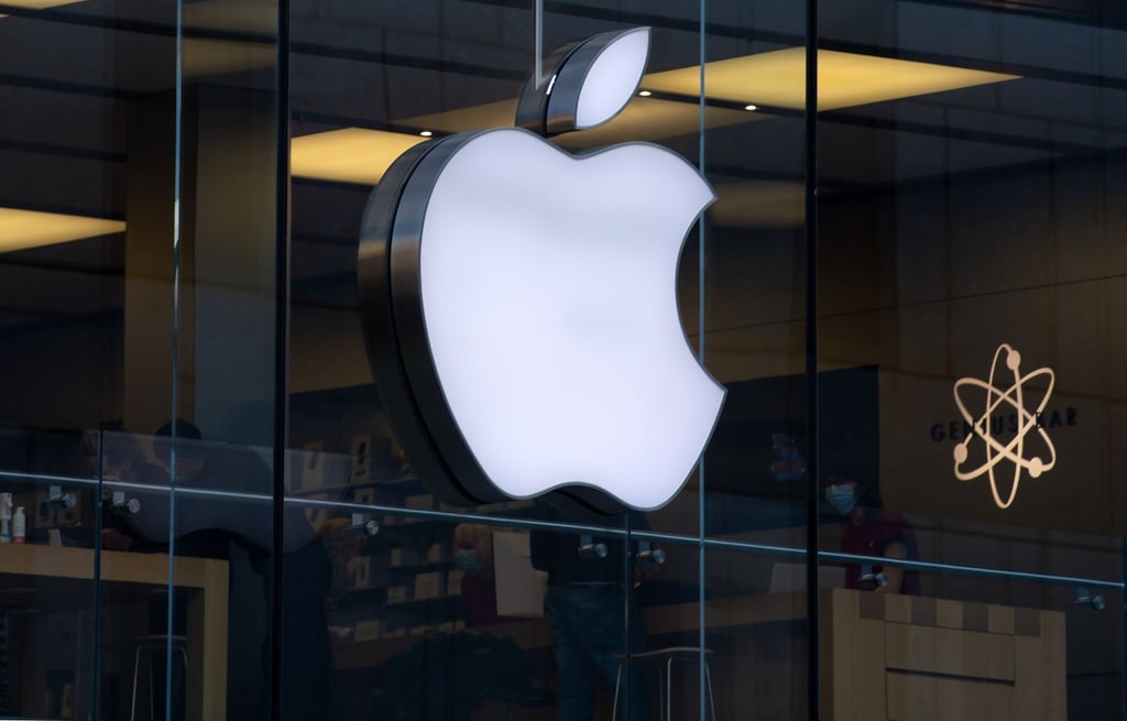 Das Logo von Apple: Das Technologieunternehmen will mit dem Chipkonzern Broadcom zusammenarbeiten.