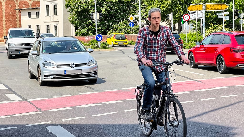 Mario Peine beim Überqueren der Ampelkreuzung am Nachtigalplatz in Stendal. Für Radfahrer ein schwieriges Unterfangen.