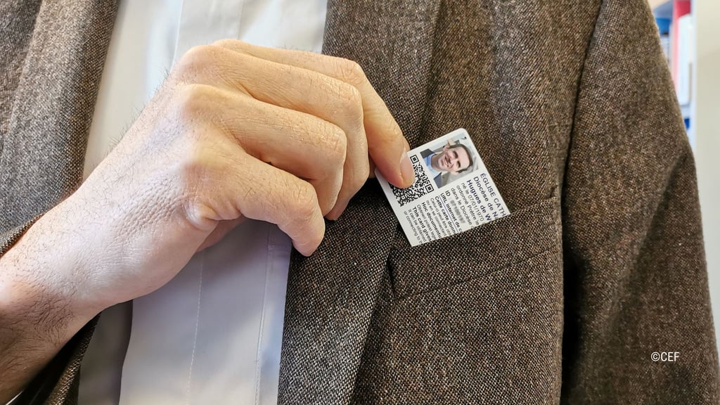 Per QR-Code können Kirchenverantwortliche in Frankreich die Akte von Priestern aus dem Register aufrufen.