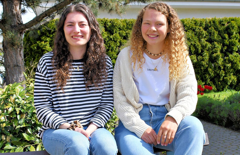 Die Gemeindepädagoginnen Nike Kohlenberg (r.) und Hanna Schubert gründeten die Eastside-Jugendgemeinde der Landeskirchlichen Gemeinschaft Magdeburg. In der Cracauer Straße bezieht die junge Gemeinde jetzt ihre eigenen Räumlichkeiten.