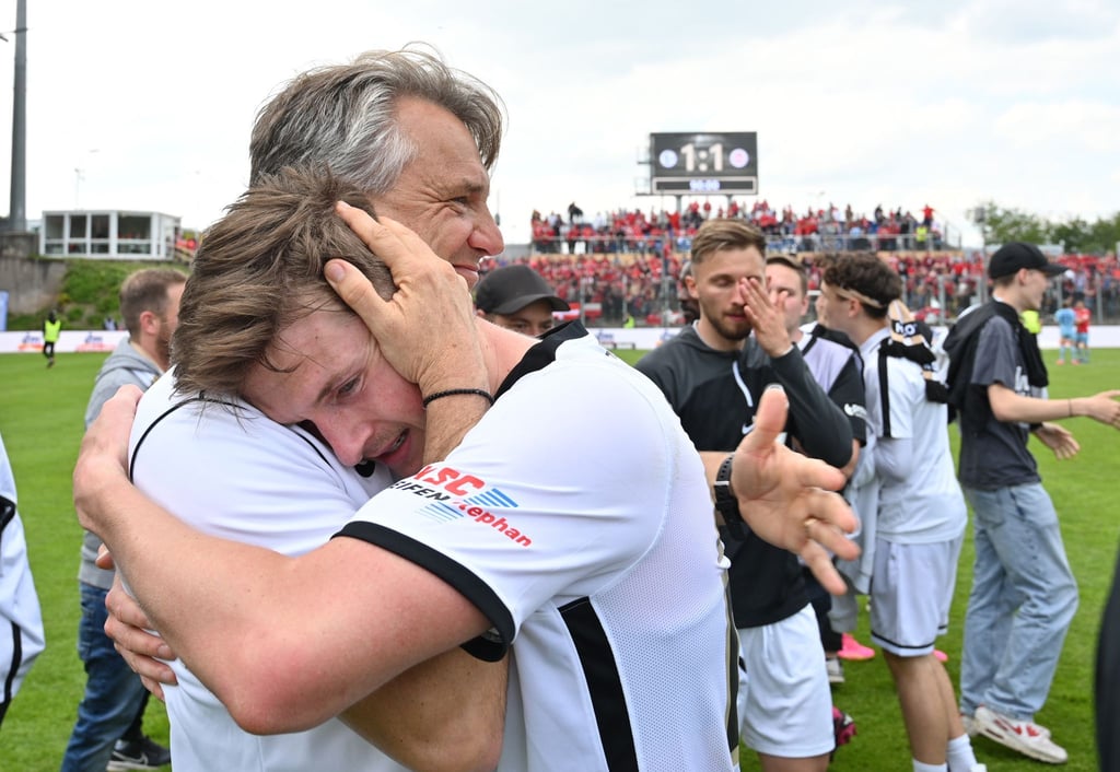 Der Elversberger Trainer Horst Steffen (l) umarmt Nick Woltemade.