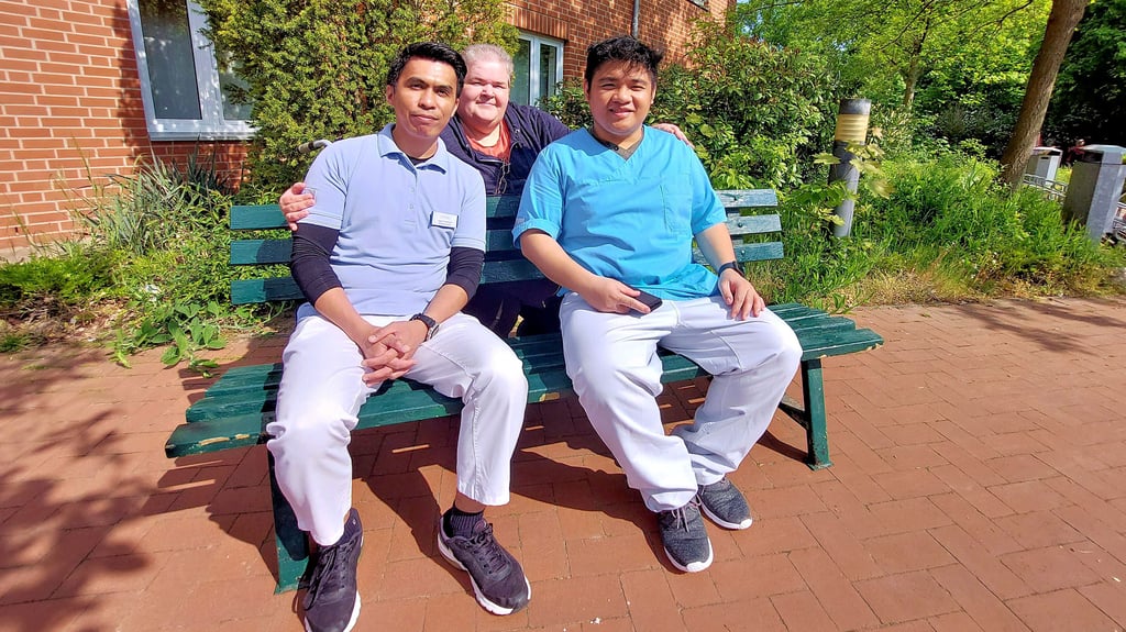 Jobert Almazar (l.), Joshua Pascasio und die anderen Pflegehilfskräfte von den Philippinen sind sowohl bei den Bewohnern wie Petra Schmidt (Mitte) als auch bei den Kollegen beliebt.