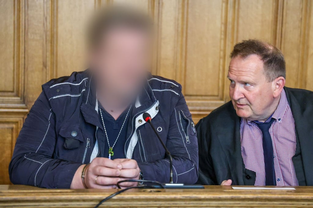 Der Täter (l) sitzt im Landgericht Bremen neben seinem Verteidiger Thomas Domanski.