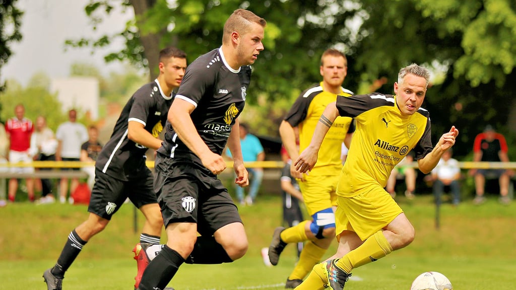 Durchsetzen konnten sich Stefan Kroll (r.) und der FSV Drohndorf/Mehringen im Duell mit Biendorf.