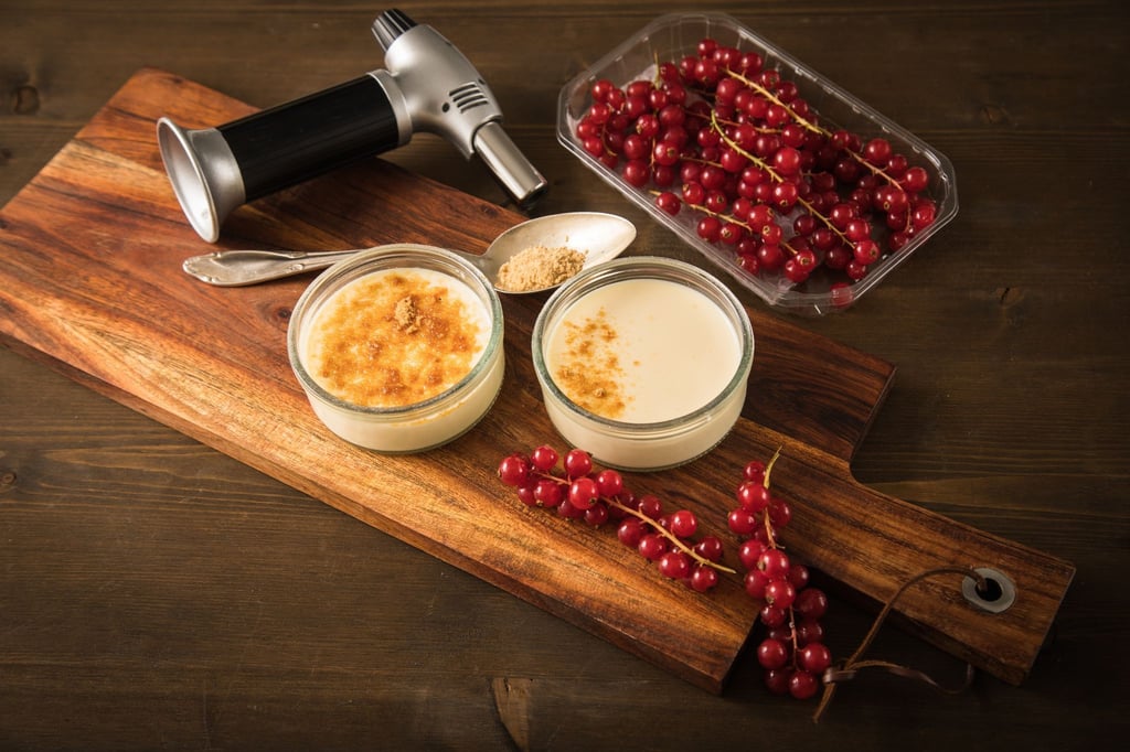 Wer mit einem Flambierbrenner den Zucker auf der Oberfläche einer Crème brûlée karamellisiert, kommt ohne Alkohol aus.