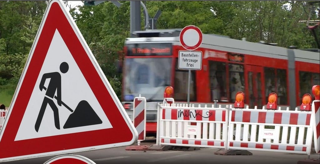 Bausstellenschilder und rot-weiße Warnbaken prägen das Stadtbild von Halle: Viele Autofahrer sind genervt von den vielen Sperrungen und Umleitungen in der Stadt.