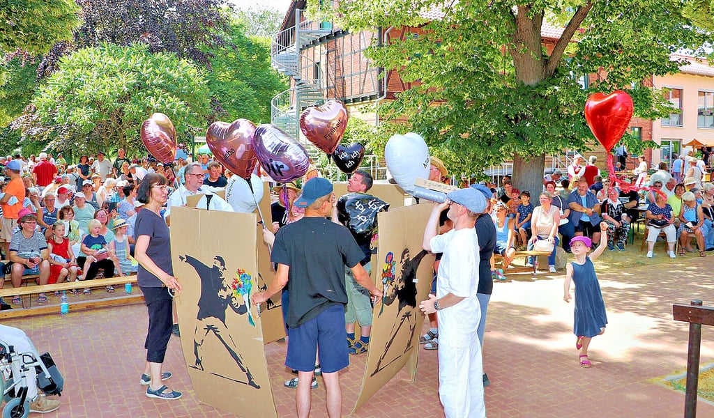 „Lebensträume – einander Raum geben“ war das Motto des Sommerfestes auf dem Diest-Hof im vergangenen Jahr. Im Foto der Auftritt der Theatergruppe „AugustinusDiestler“.