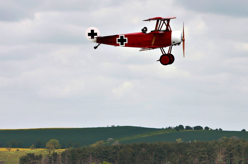 Mit einem originalgetreuen Nachbau des Fliegers von Manfred von Richthofen präsentiert ein Pilot auf dem Flugplatz Ballenstedt seine Flugvorführung.