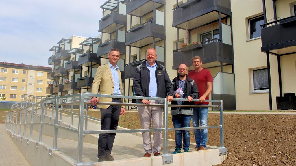 Nun ist auch die Rampe als barrierearmer Zugang fertig. Gemeinsam schauten sich Benjamin Kanngießer, Thomas Harborth, Martin Rohde und Frank Meyer (von links) das Ergebnis an.
